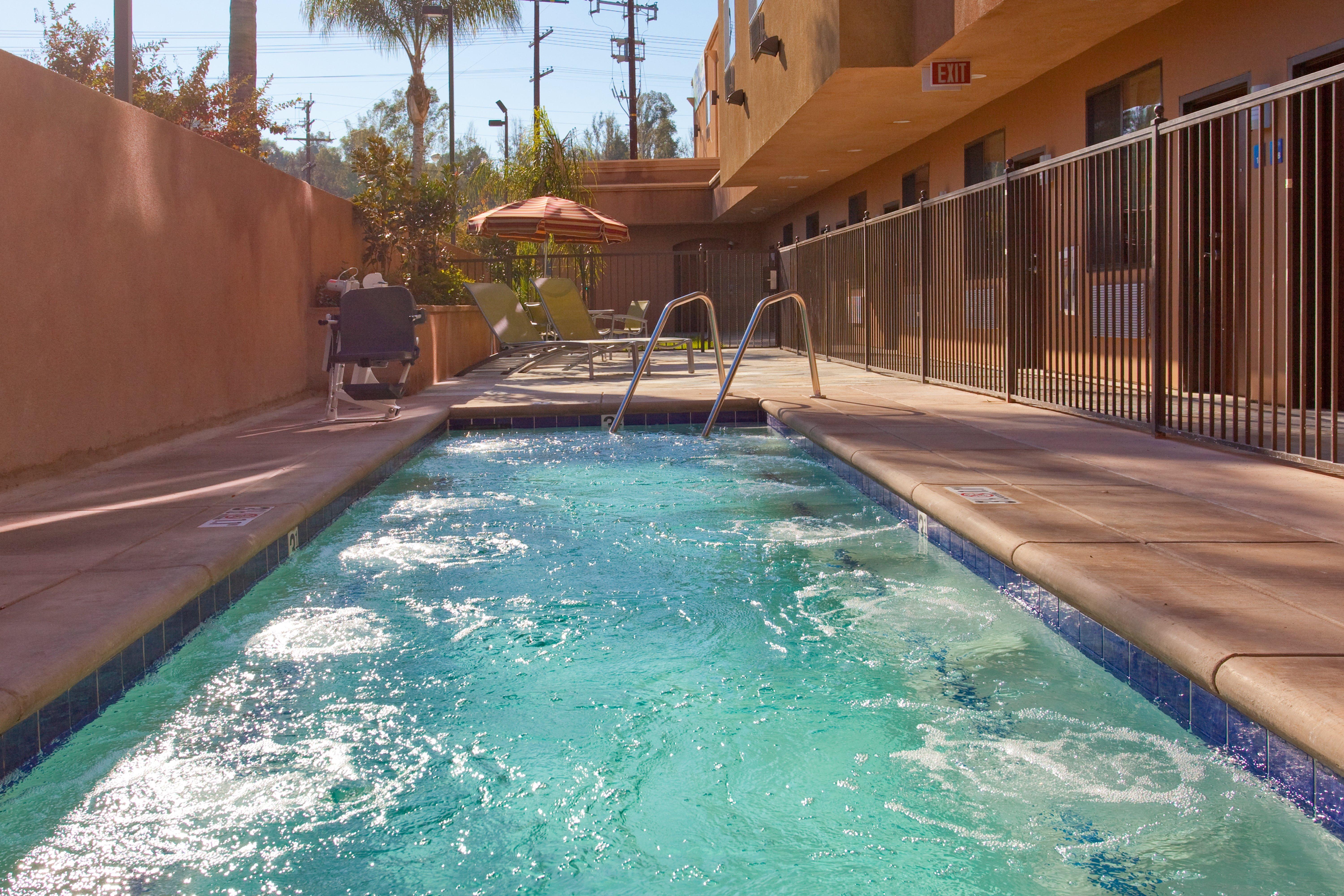 Holiday Inn Express Hotel & Suites Woodland Hills By Ihg Los Angeles Exterior foto