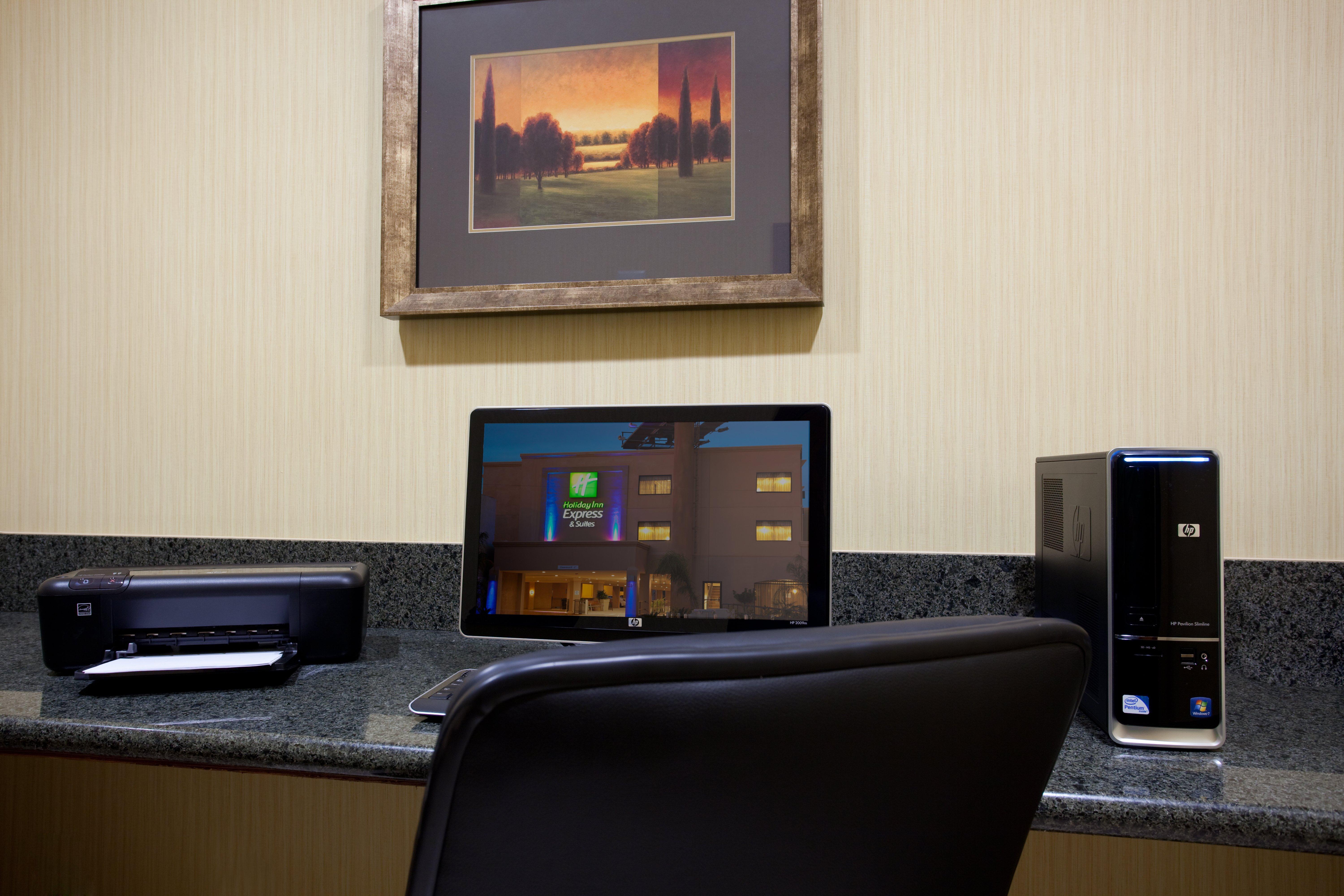 Holiday Inn Express Hotel & Suites Woodland Hills By Ihg Los Angeles Exterior foto