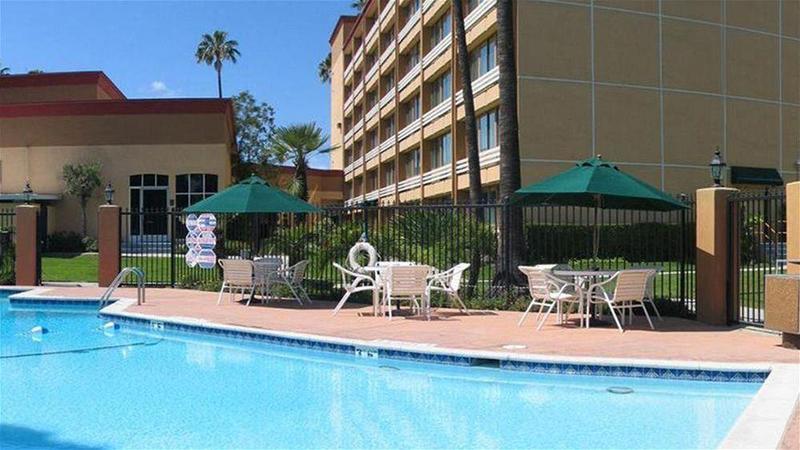 Holiday Inn Express Hotel & Suites Woodland Hills By Ihg Los Angeles Exterior foto